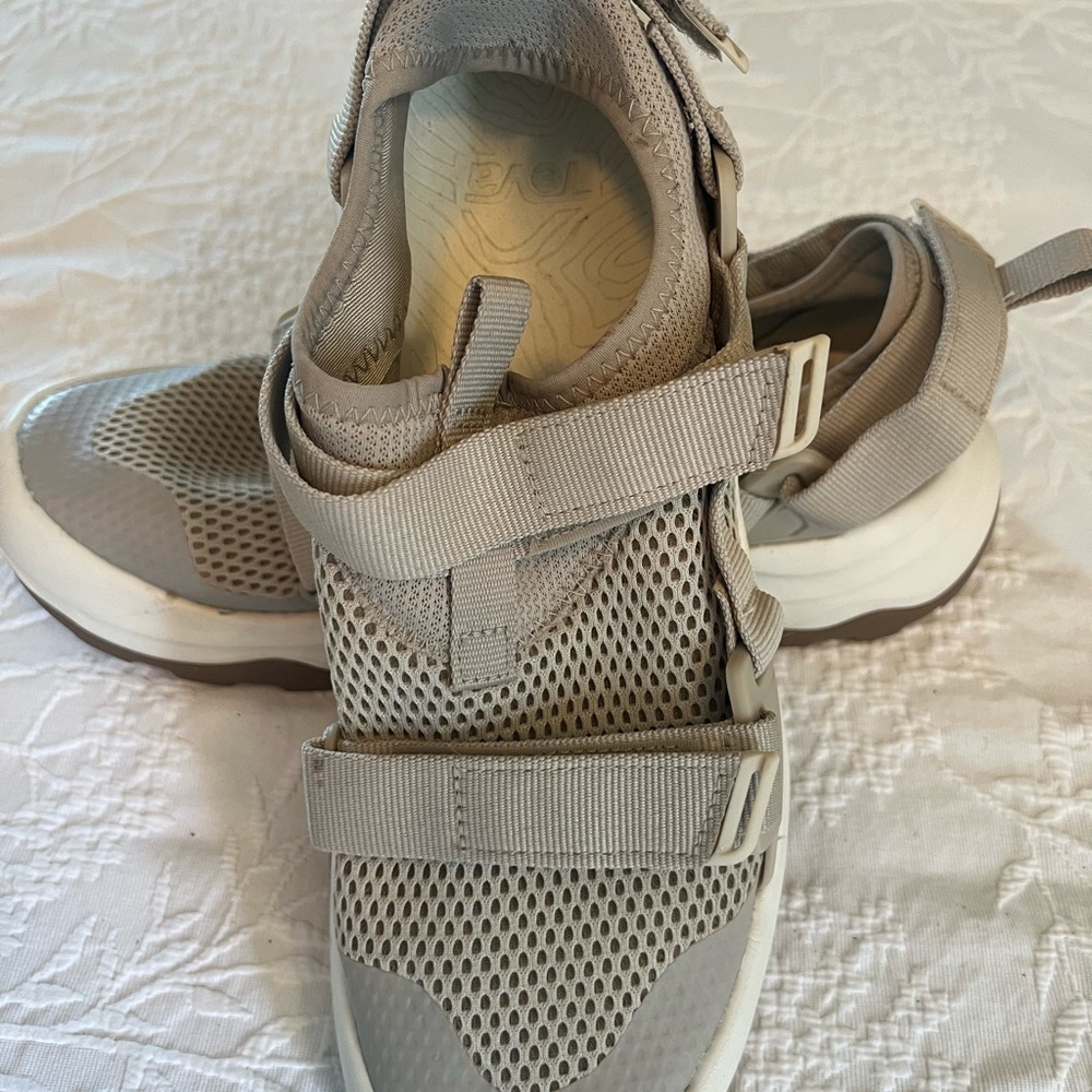EUC Women Teva Outflow Universal water shoes Size 9